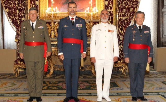Su Majestad el Rey junto al jefe del Cuartel General Terrestre de Alta Disponibilidad, al almirante de la Flota y al jefe del Mando Aéreo de Combate